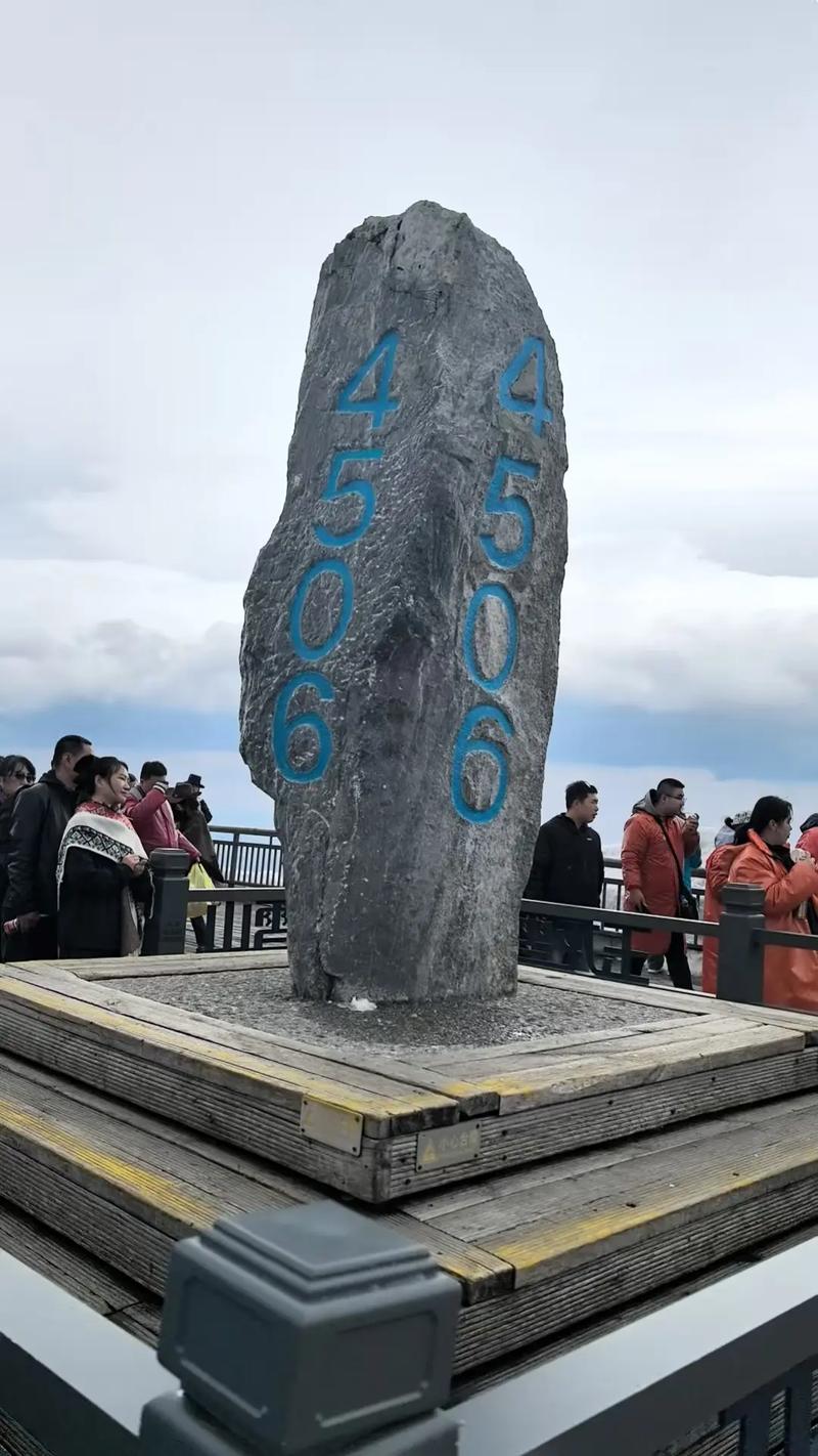 玉龙雪山海拔多少米高_玉龙雪山海拔多少米高4300