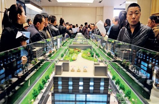 将来的房产税会怎样征收呢?也许能从目前试点的上海和重庆两座城市里找点眉目。