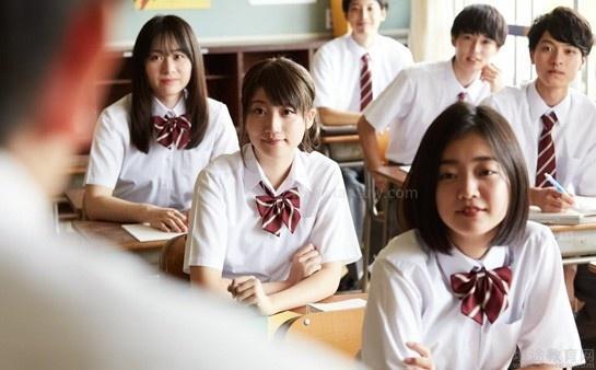 韩语学员认真学习场景