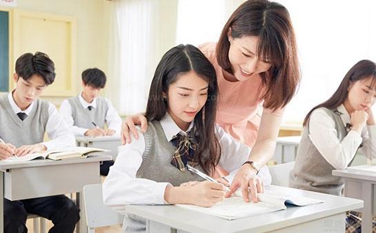老师在帮助学生作指导