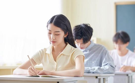 学生们进行考试练习
