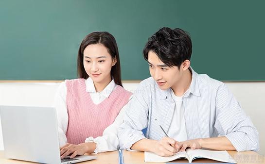 两个学生在讨论问题