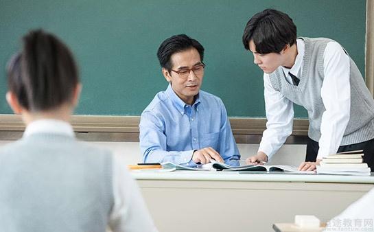 老师在给学生讲题