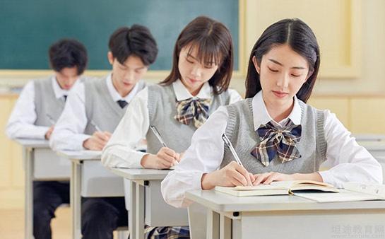 无锡学大正在做题的学生