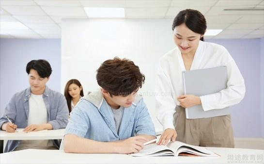 高中认真学习场景
