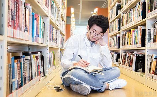 在备战考研的学生