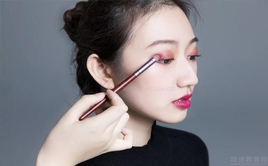 化妆学员在学化妆
