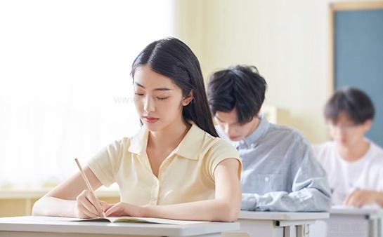 课堂训练中的学生们