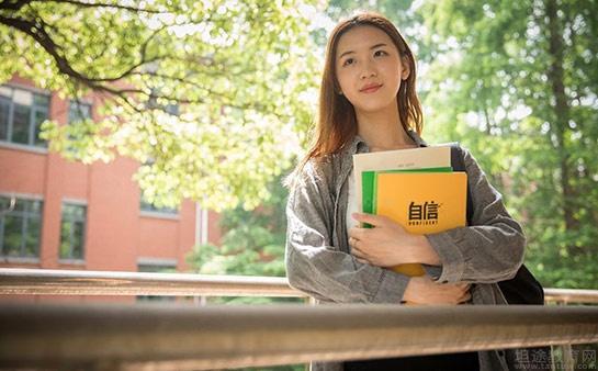 学生在学校的路上