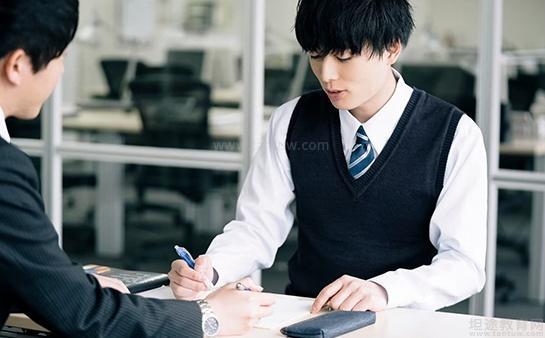 答疑老师在给学生答疑