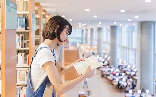 正在图书馆学习的学生