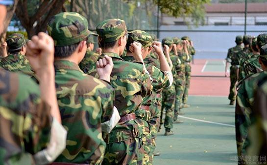 正在站军姿的学员们