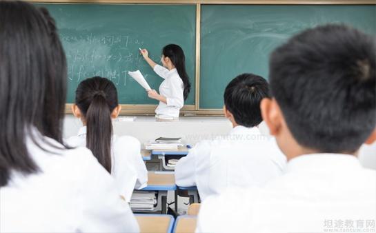 高中教师在讲课