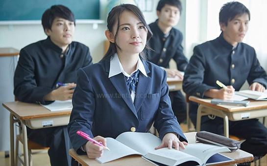 认真上课的学生们