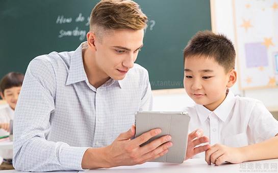 老师在教孩子学习