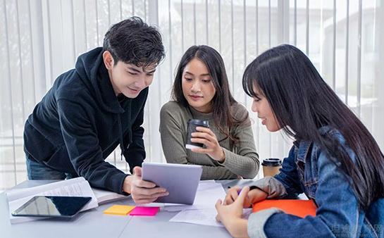 学生之间相互讨论