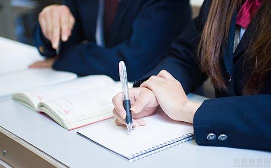 学生们在认真学习