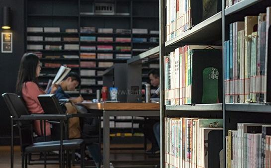 在图书馆学习的学生