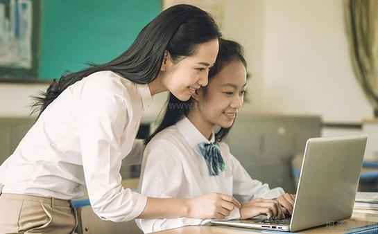 学生在跟着老师学习