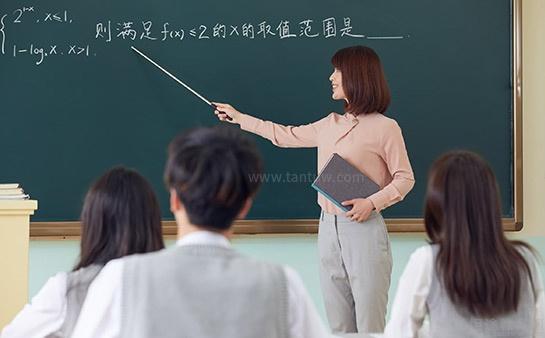 老师在给学生们上课