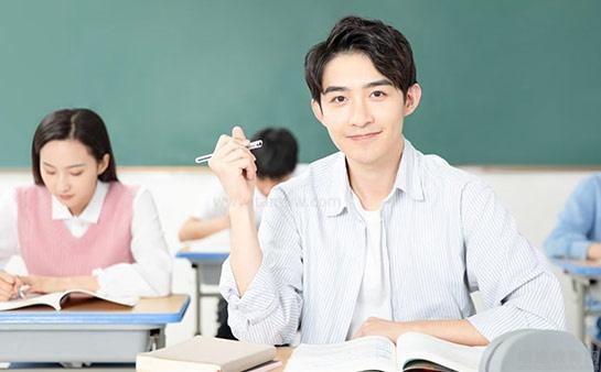 认真上课的学生