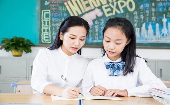 学大学员认真学习