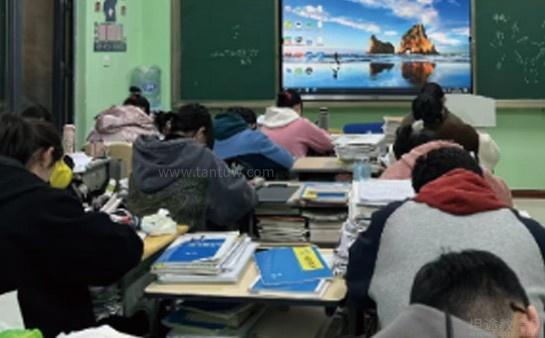 复读学员认真学习场景