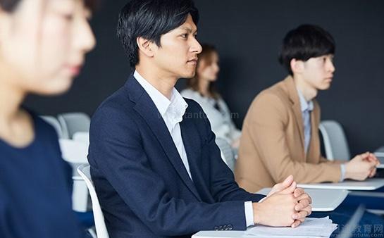 认真上课的学生