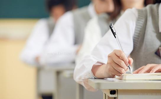 认真考试的学生们