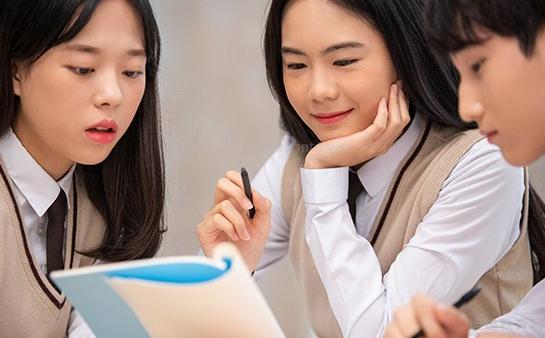 在讨论学习的学生