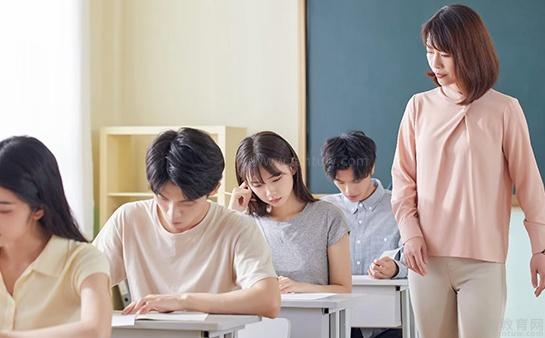 学生参加模考